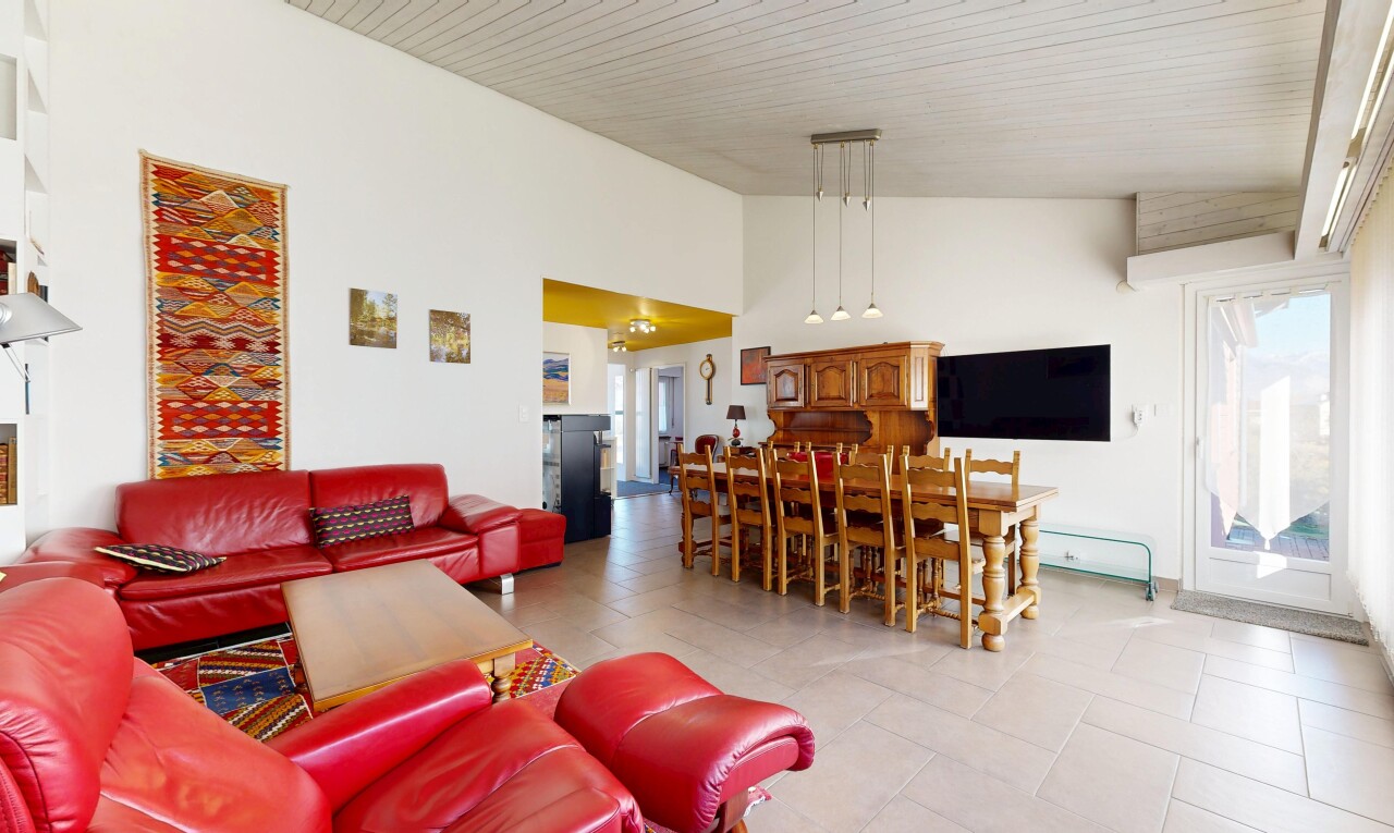 wohn- / esszimmer mit fernseher, inside property, gipskartonwand, drywall, und hohe decke