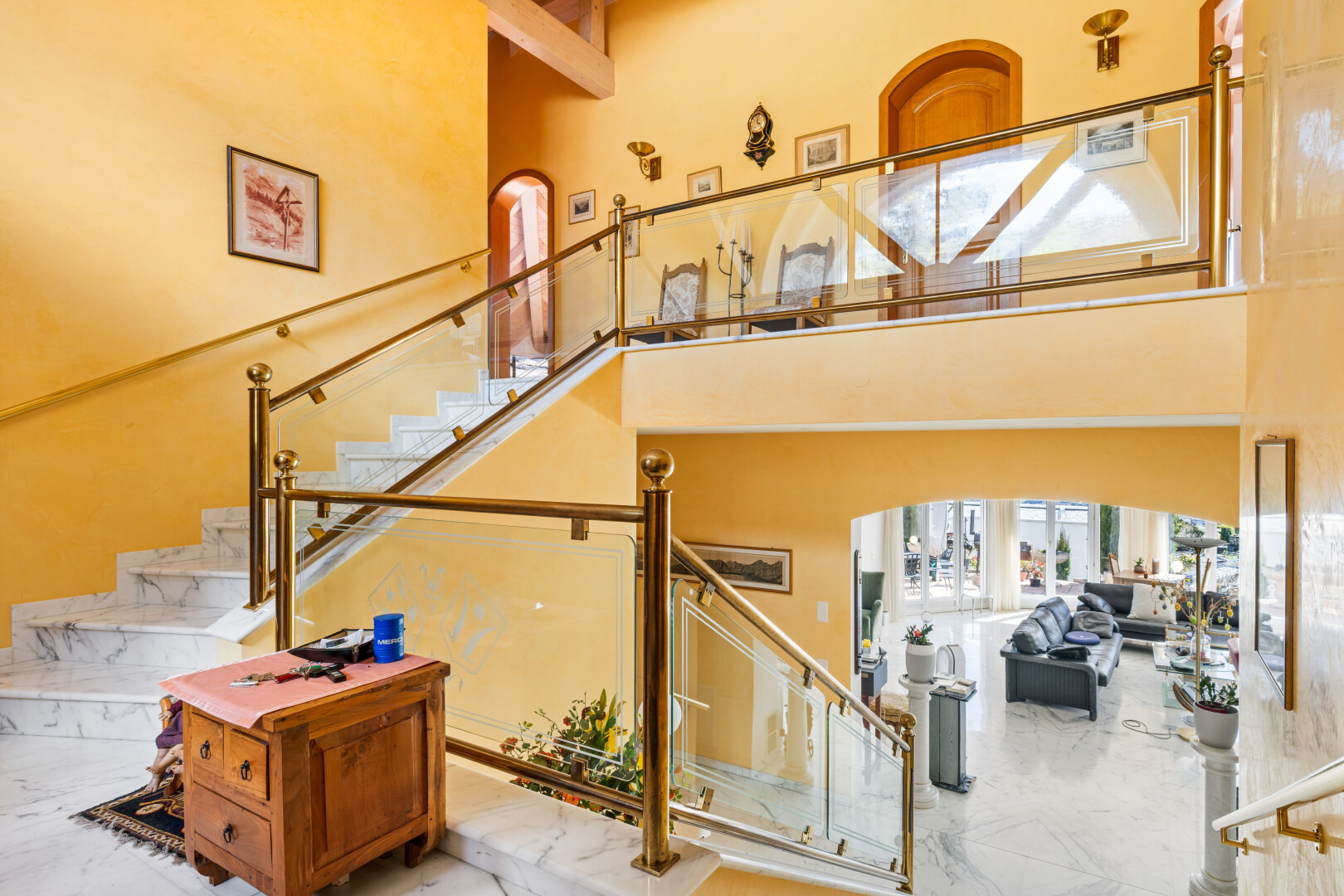 treppe mit inside property, natürliches licht, natural light, hohe decke, und high ceiling