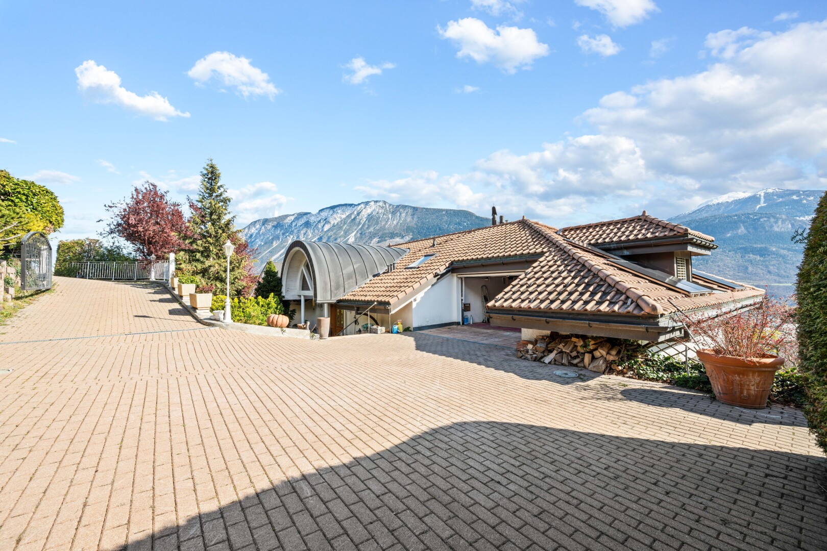außenansicht mit blick auf die berge, mountain view, day time, ziegeldach, und stuckverkleidung