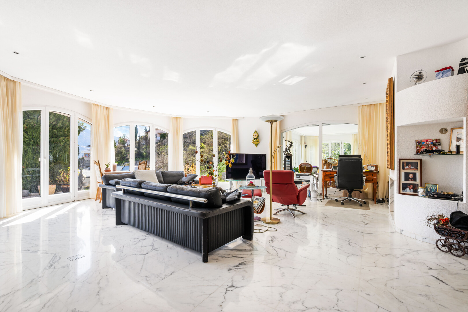 wohnzimmer mit bürobereich, natürliches licht, natural light, inside property, und marble tile