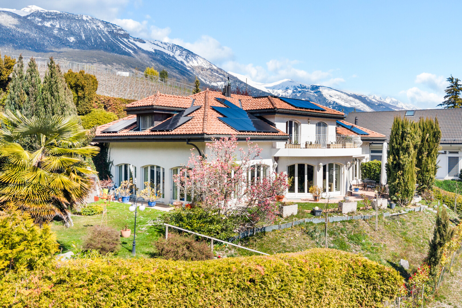 außenansicht mit blick auf die berge, mountain view, terrasse, day time, und solaranlage