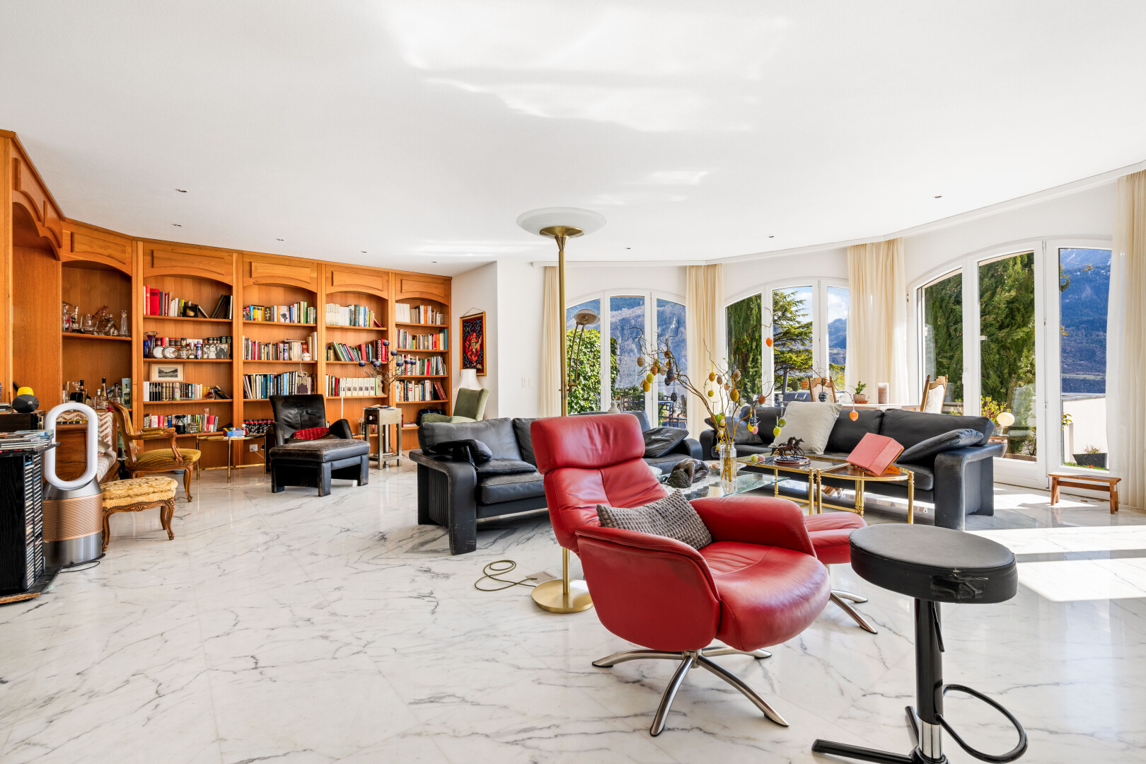 wohnzimmer mit inside property, eingebaute regale, built in shelves, marmorboden, und marble finish floor