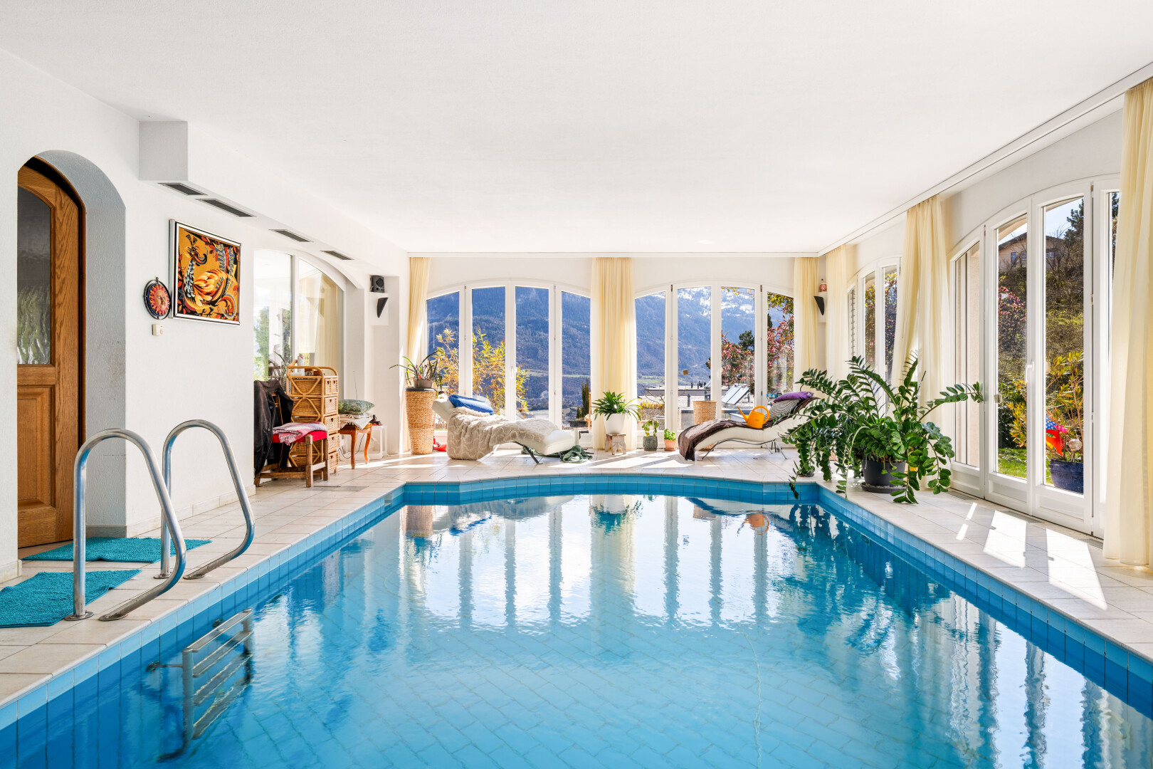 schwimmbad mit schwimmbad, handlauf, inside property, wintergarten, und mountain view