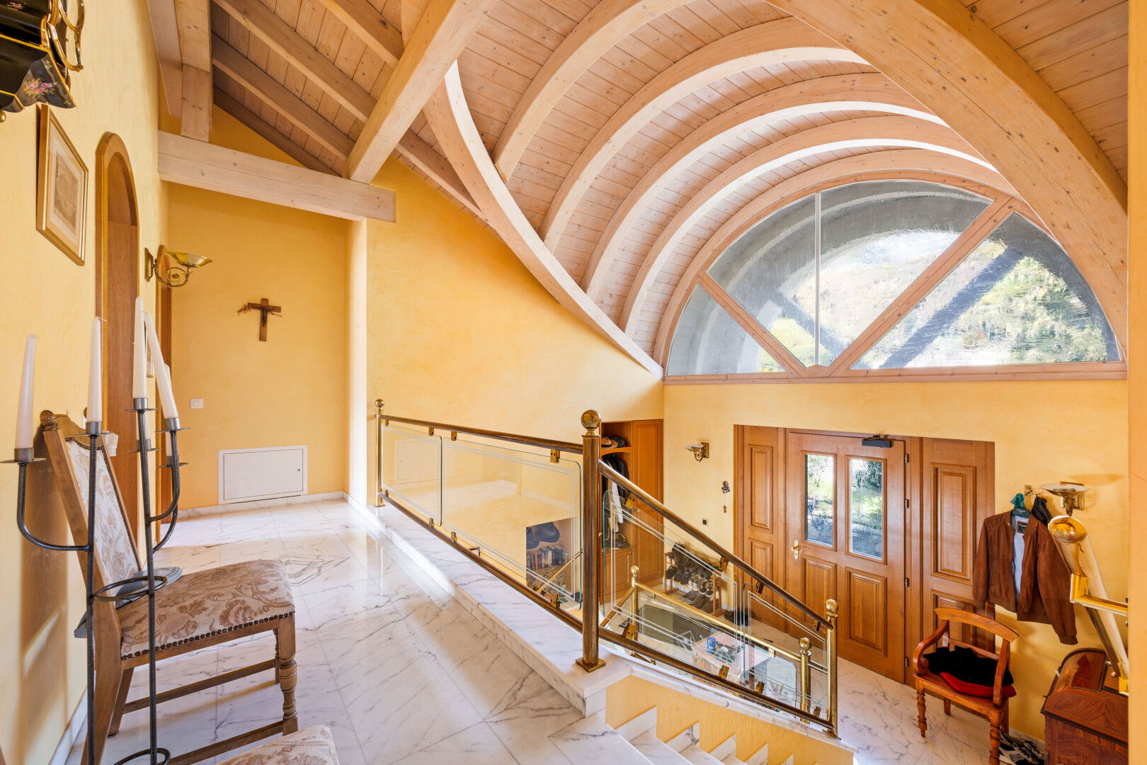 treppe mit drywall, gipskartonwand, inside property, high ceiling, und hohe decke