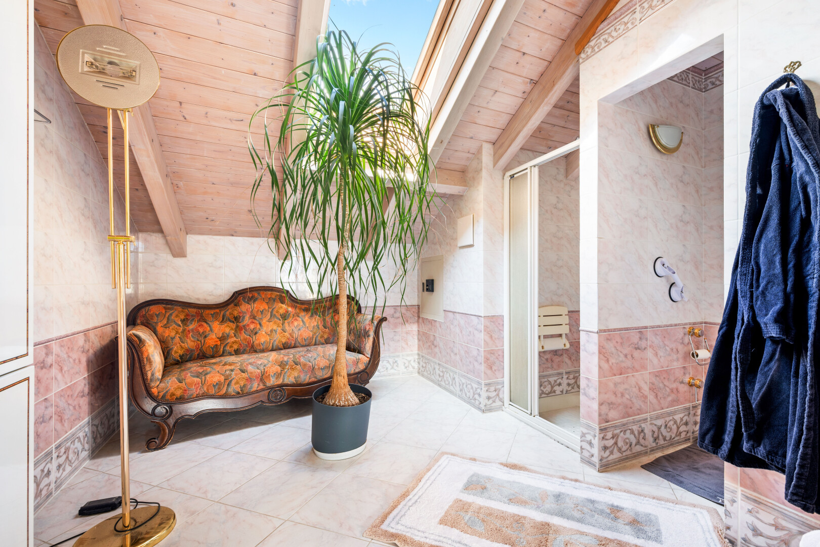 wohnzimmer mit fliesenwand, tile wall, balkendecke, beamed ceiling, und holzdecke