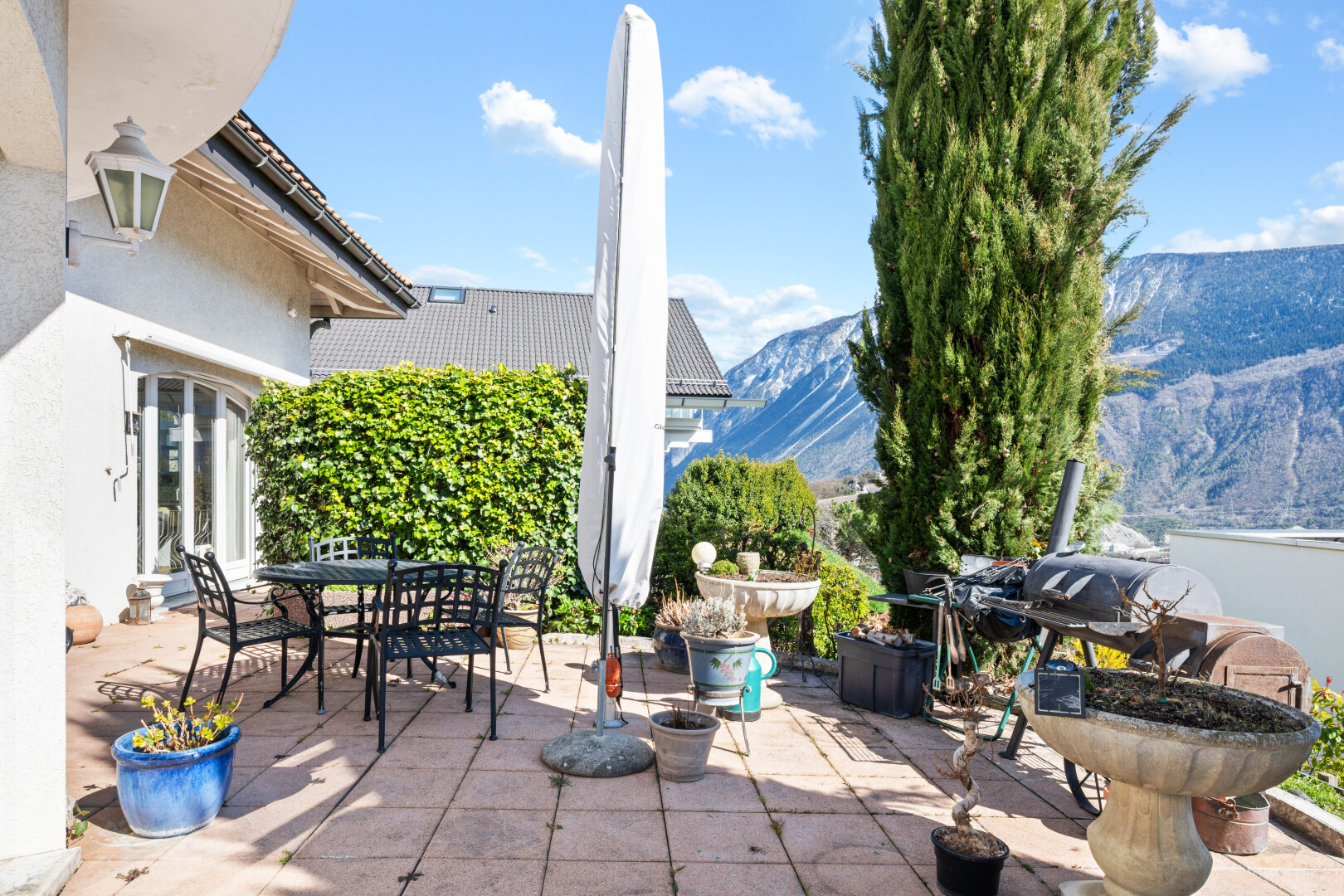 terrasse mit from property, essbereich im freien, terrasse, day time, und blick auf die berge