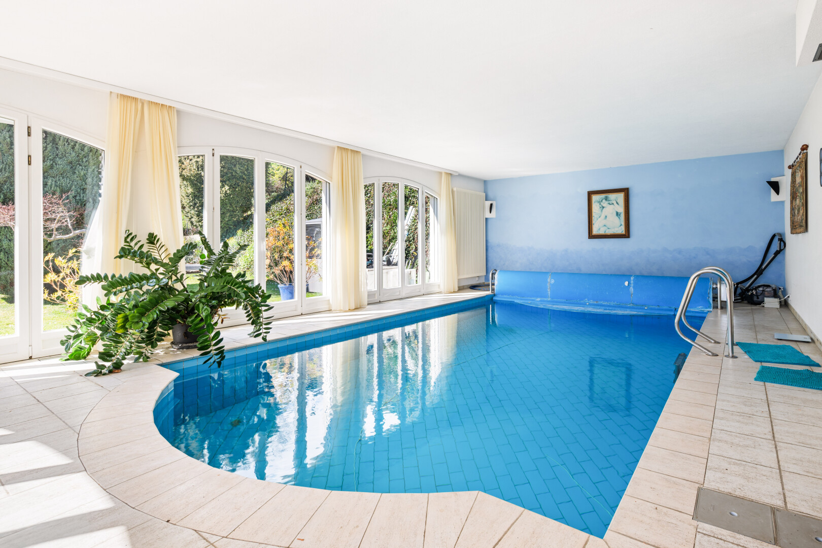 schwimmbad mit handlauf und schwimmbad