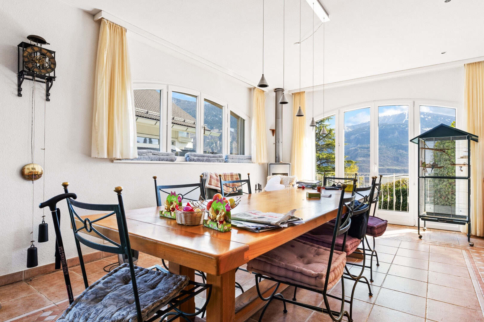 esszimmer mit tile floor, fliesenboden, drywall, gipskartonwand, und natural light