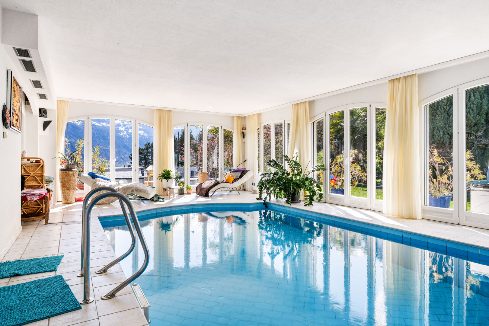 schwimmbad mit schwimmbad, handlauf, wintergarten, und inside property