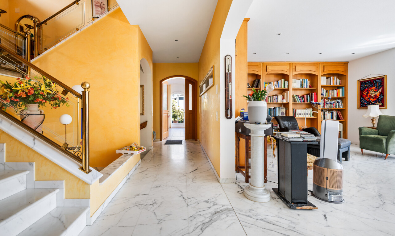 halle / korridor mit gewölbte gehwege, marble finish floor, marmorboden, treppen, und drywall