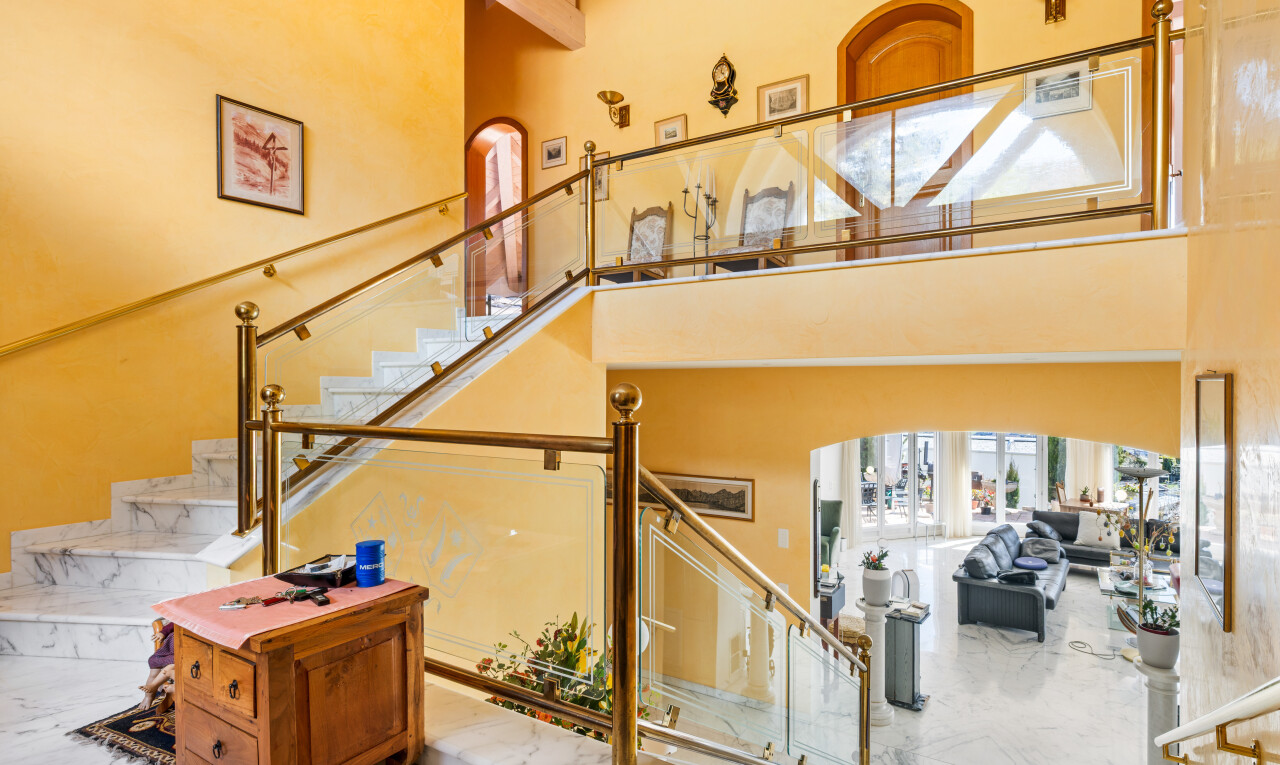 treppe mit inside property, natürliches licht, natural light, hohe decke, und high ceiling