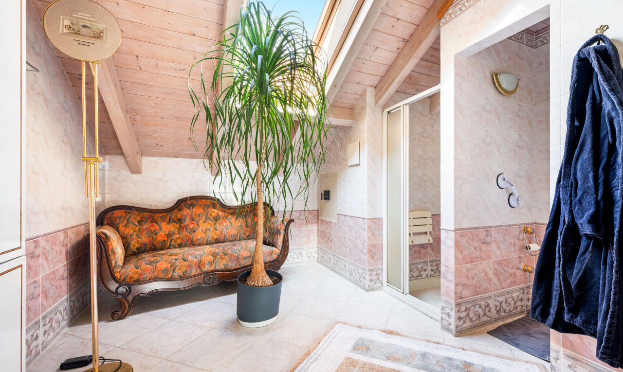 wohnzimmer mit fliesenwand, tile wall, balkendecke, beamed ceiling, und holzdecke