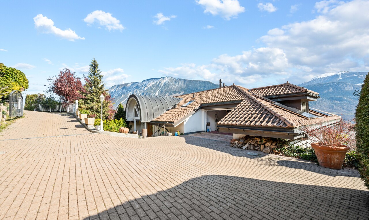 façade avec vue sur la montagne, mountain view, day time, toit en tuiles, et bardage en stuc