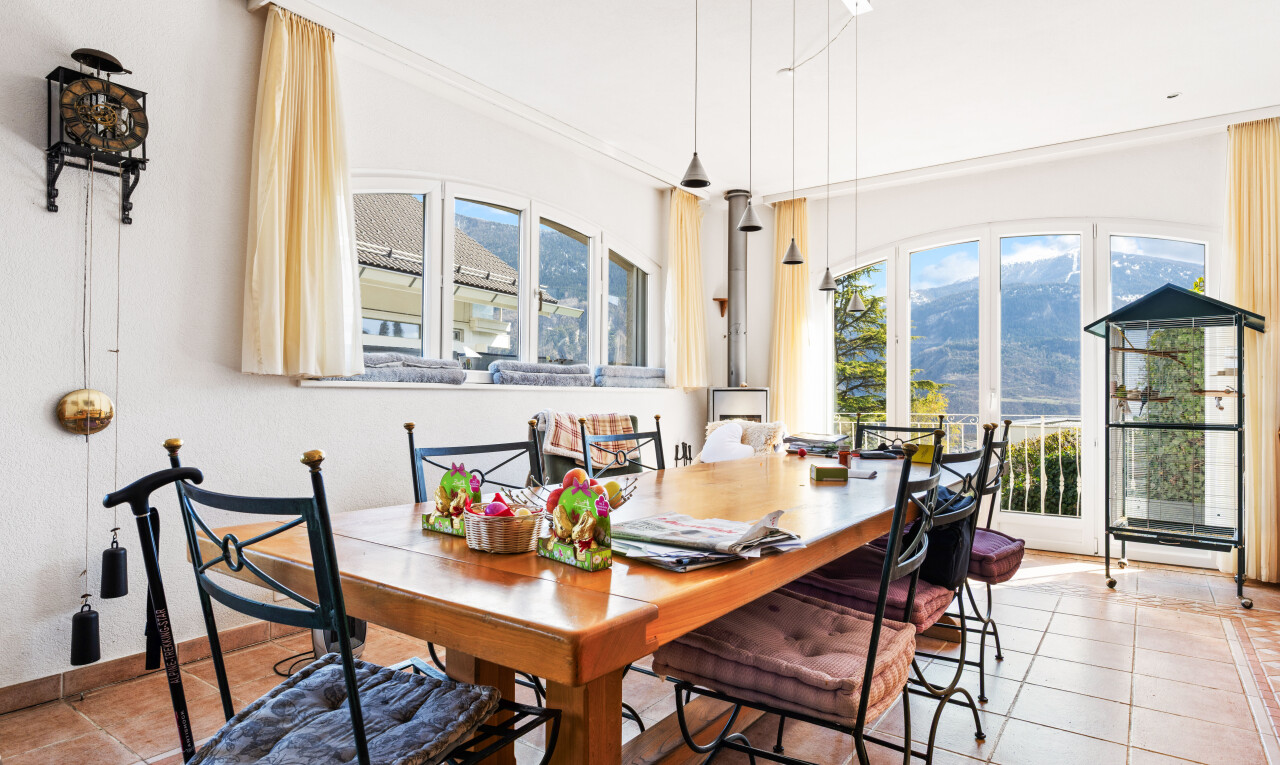 esszimmer mit tile floor, fliesenboden, drywall, gipskartonwand, und natural light