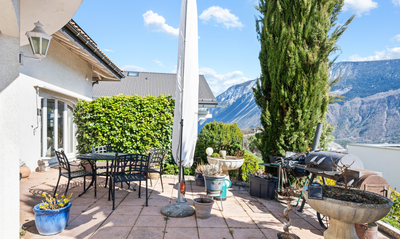terrasse avec from property, coin repas extérieur, terrasse, day time, et vue sur la montagne