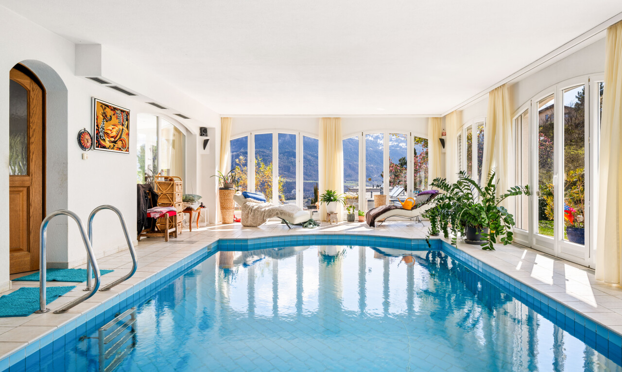 piscine avec piscine, rampe, inside property, véranda, et mountain view