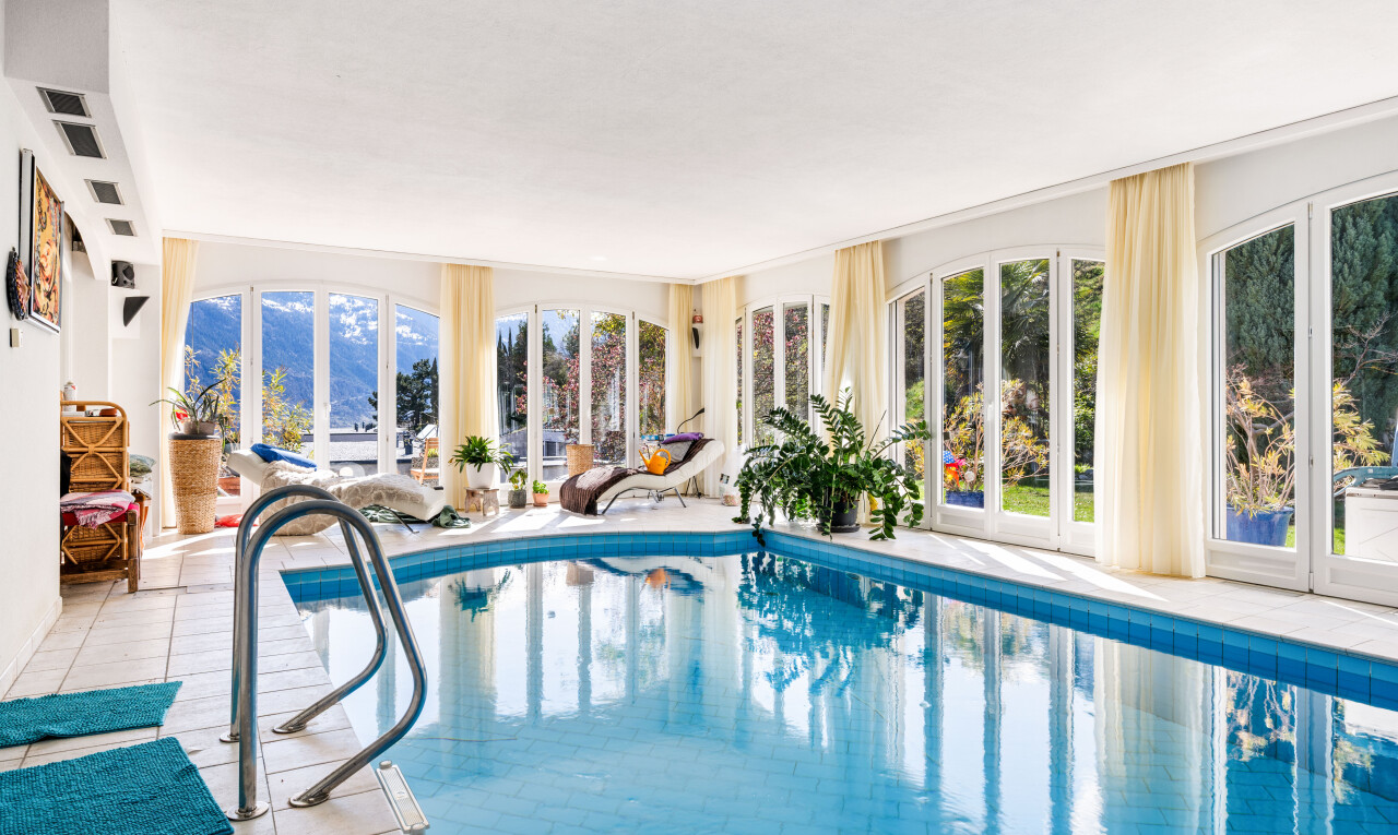 schwimmbad mit schwimmbad, handlauf, wintergarten, und inside property