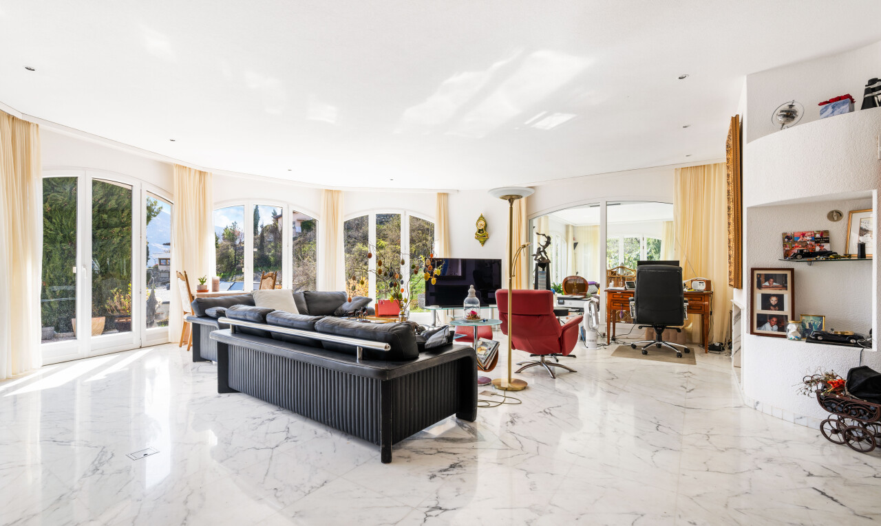 salon avec espace bureau, lumière naturelle, natural light, inside property, et marble tile
