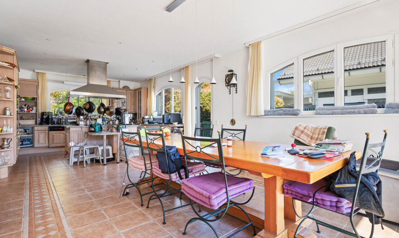 küche mit gipskartonwand, drywall, light floor, dunstabzugshaube, und natürliches licht