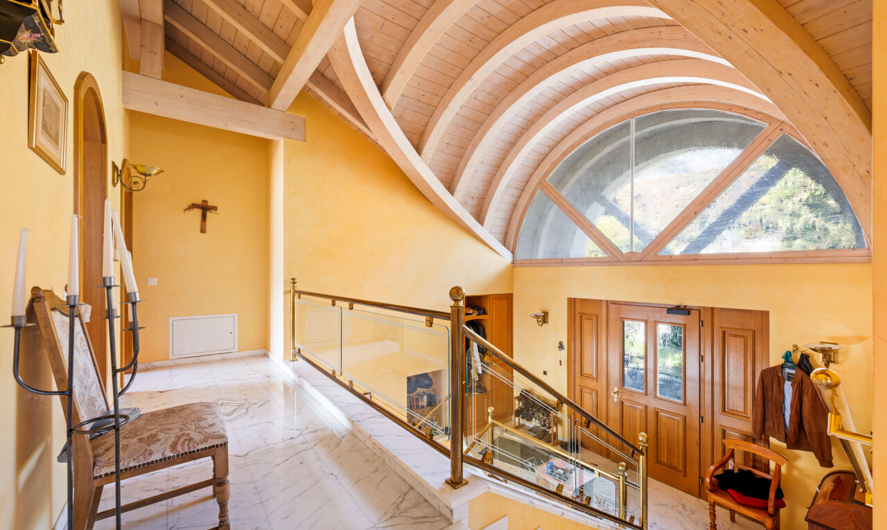 escaliers avec drywall, cloison sèche, inside property, high ceiling, et plafond haut