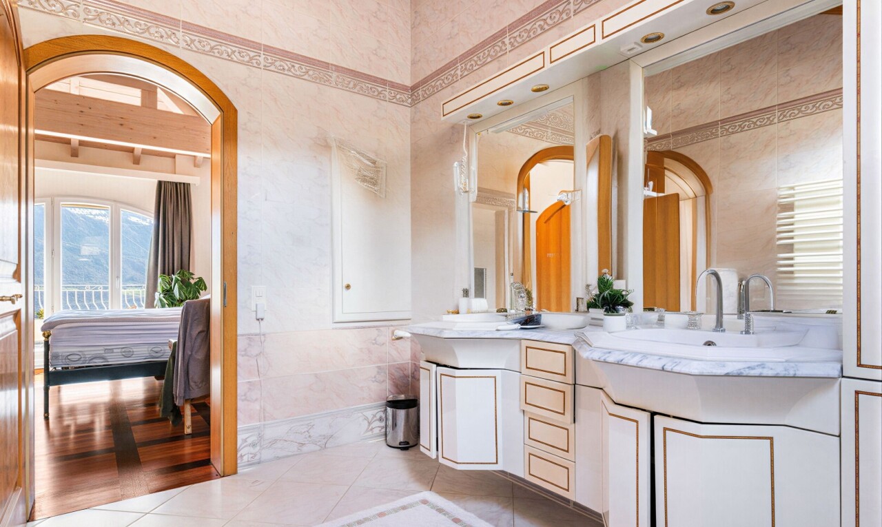 bad mit komplettes badezimmer, doppelwaschtisch, fliesenboden, tile floor, und bad angrenzend schalfzimmer