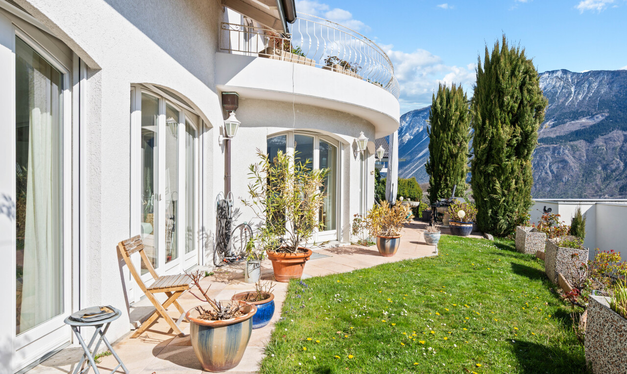 façade avec from property, pelouse, bardage en stuc, mountain view, et vue sur la montagne