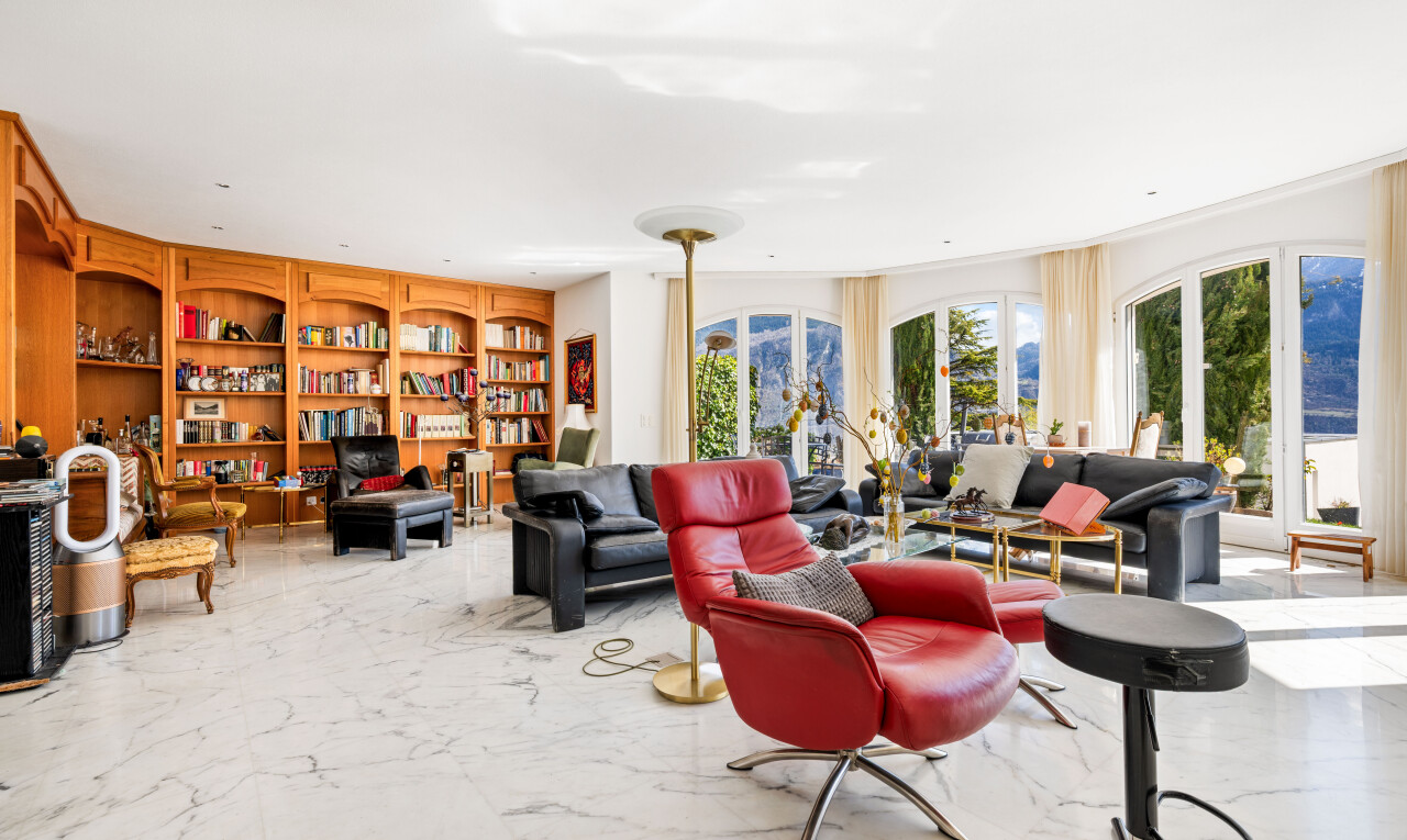 salon avec inside property, étagères intégrées, built in shelves, sol en finition marbre, et marble finish floor