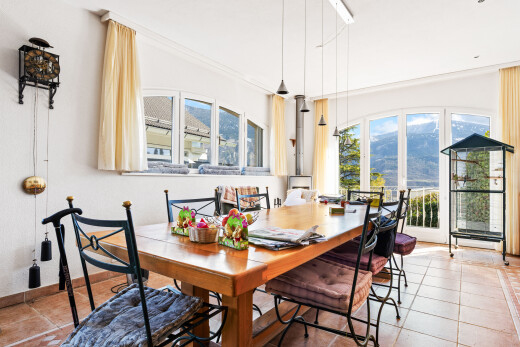 esszimmer mit tile floor, fliesenboden, drywall, gipskartonwand, und natural light