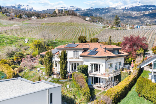 außenansicht mit blick auf obstgarten/agrarland, orchard / agricultural view, solaranlage, blick auf die berge, und mountain view