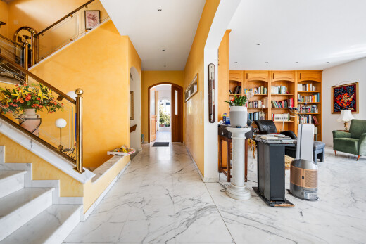 halle / korridor mit gewölbte gehwege, marble finish floor, marmorboden, treppen, und drywall