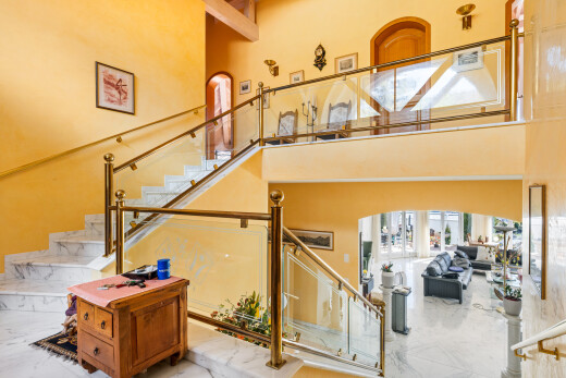 treppe mit inside property, natürliches licht, natural light, hohe decke, und high ceiling