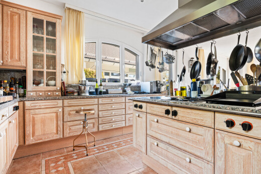 küche mit dunstabzugshaube, hellbraune schränke, light brown cabinets, hochgezogene schränke, und raised cabinets