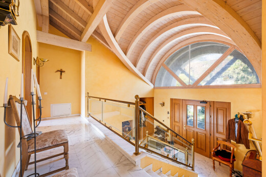treppe mit drywall, gipskartonwand, inside property, high ceiling, und hohe decke