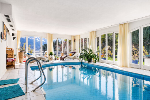 schwimmbad mit schwimmbad, handlauf, wintergarten, und inside property