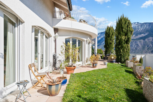 außenansicht mit from property, rasen, stuckverkleidung, mountain view, und blick auf die berge
