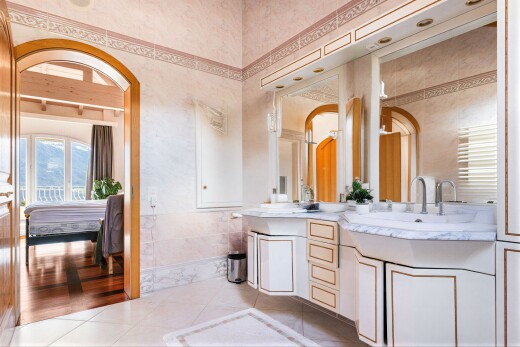bad mit komplettes badezimmer, doppelwaschtisch, fliesenboden, tile floor, und bad angrenzend schalfzimmer