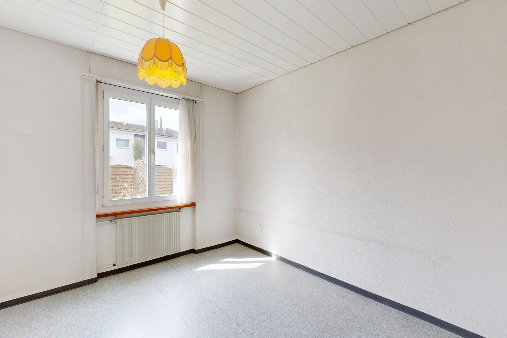 pièce vide avec radiateur, natural light, lumière naturelle, inside property, et drywall