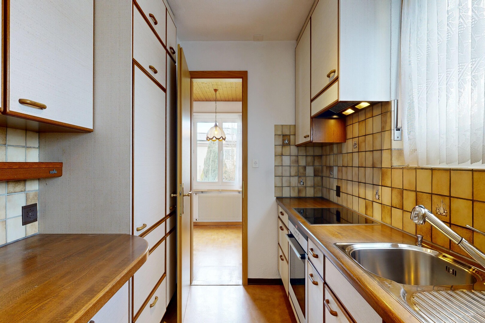 cuisine avec armoires blanches, white cabinets, radiateur, dosseret, et backsplash