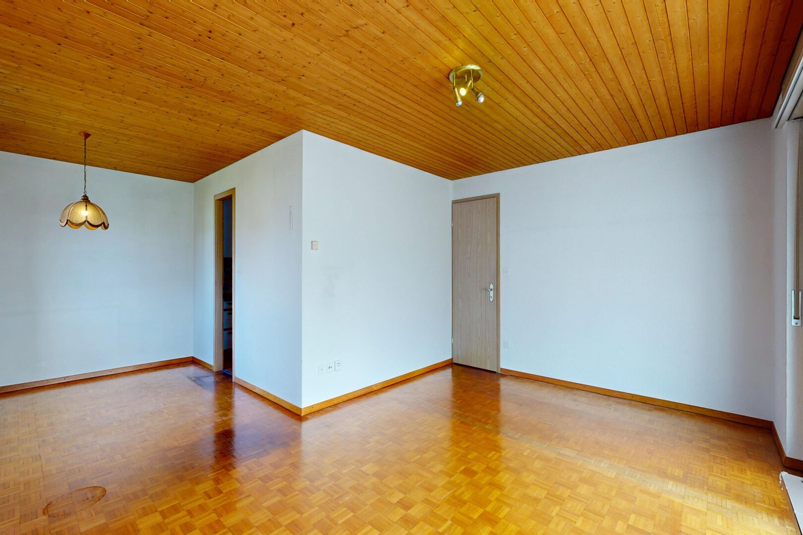 pièce vide avec parquet floor, sol en finition bois, wood finish floor, inside property, et cloison sèche