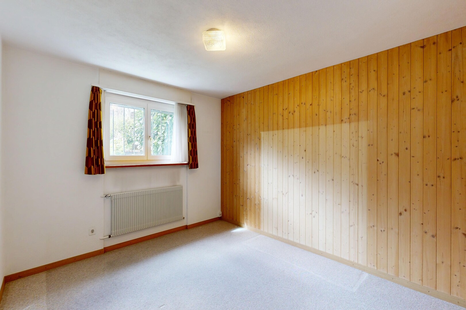 pièce vide avec radiateur, wood wall, mur en bois, carpet, et moquette