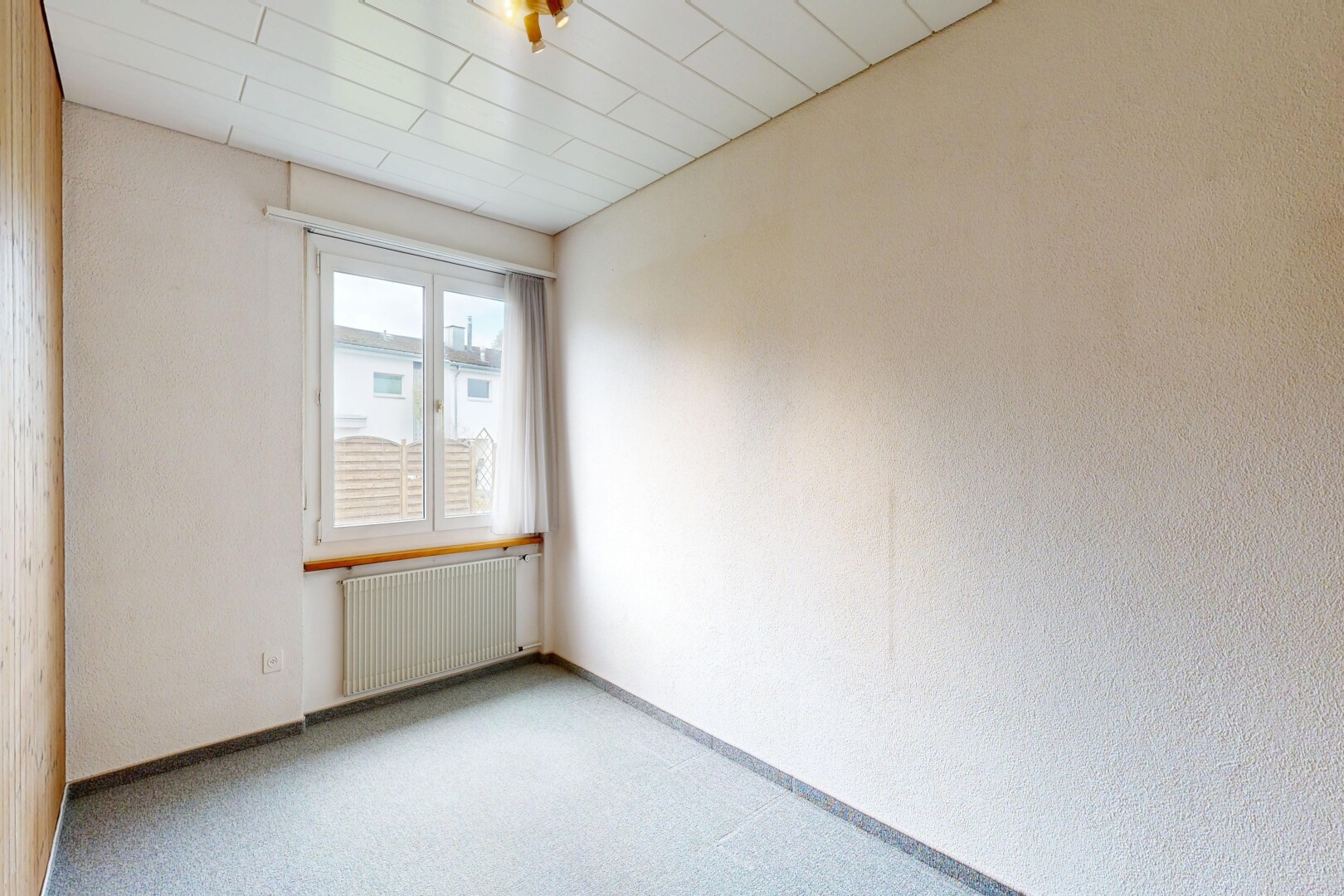 pièce vide avec radiateur, natural light, lumière naturelle, carpet, et moquette