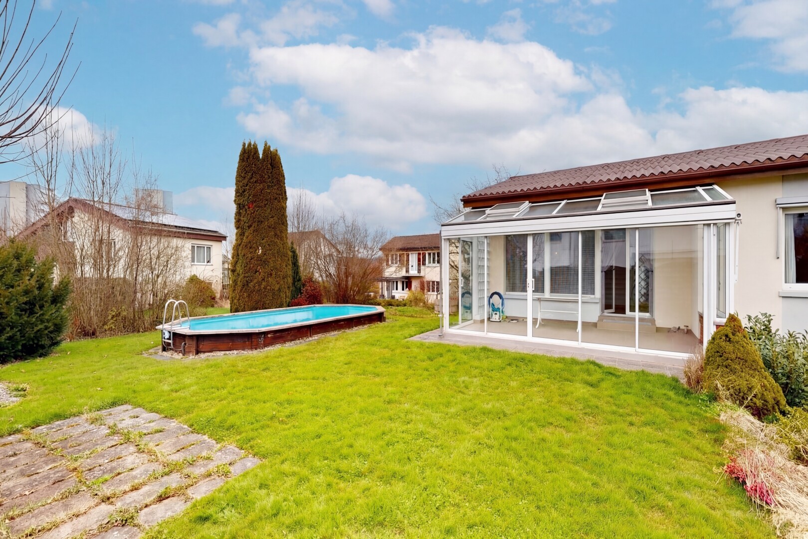 jardin avec piscine, from property, véranda, rampe, et pelouse