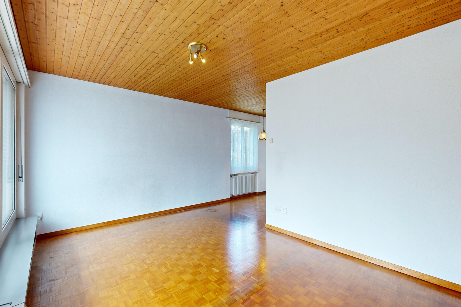 pièce vide avec parquet floor, sol en finition bois, wood finish floor, cloison sèche, et drywall