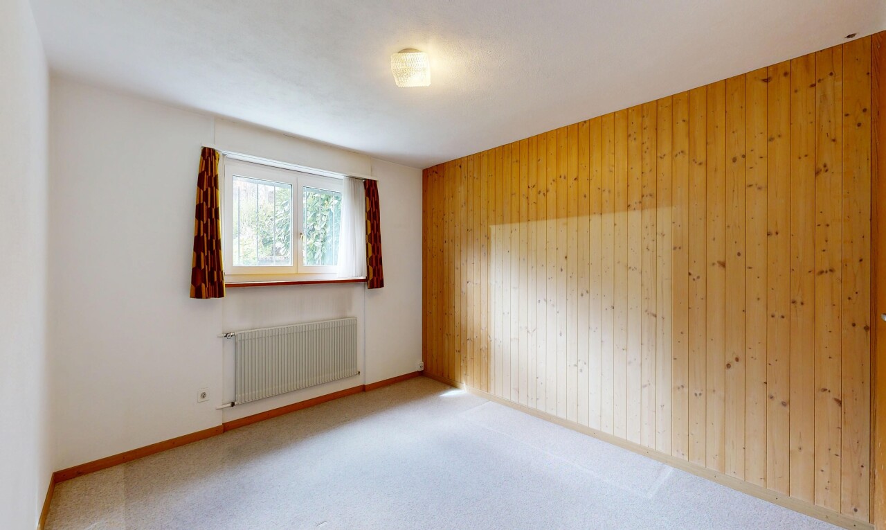 pièce vide avec radiateur, wood wall, mur en bois, carpet, et moquette