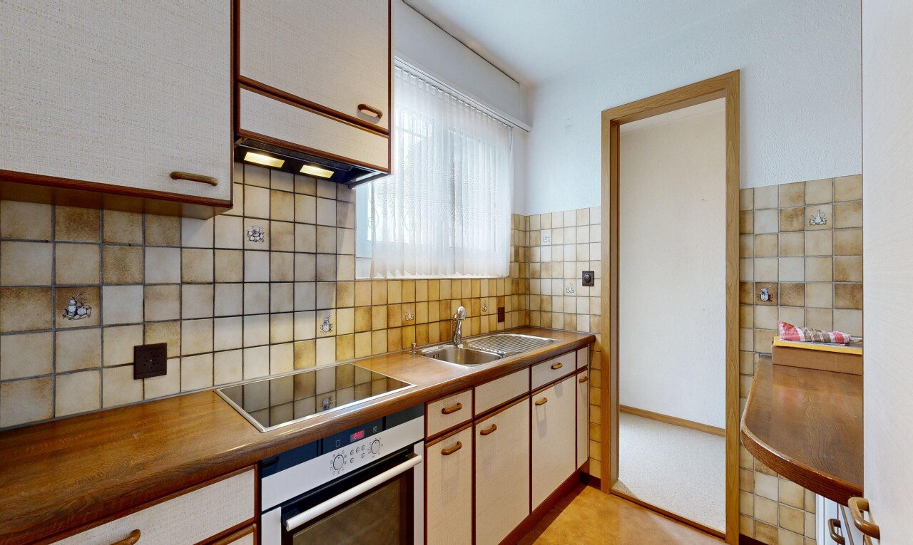 cuisine avec four, light floor, two tone kitchen, inside property, et plaque de cuisson