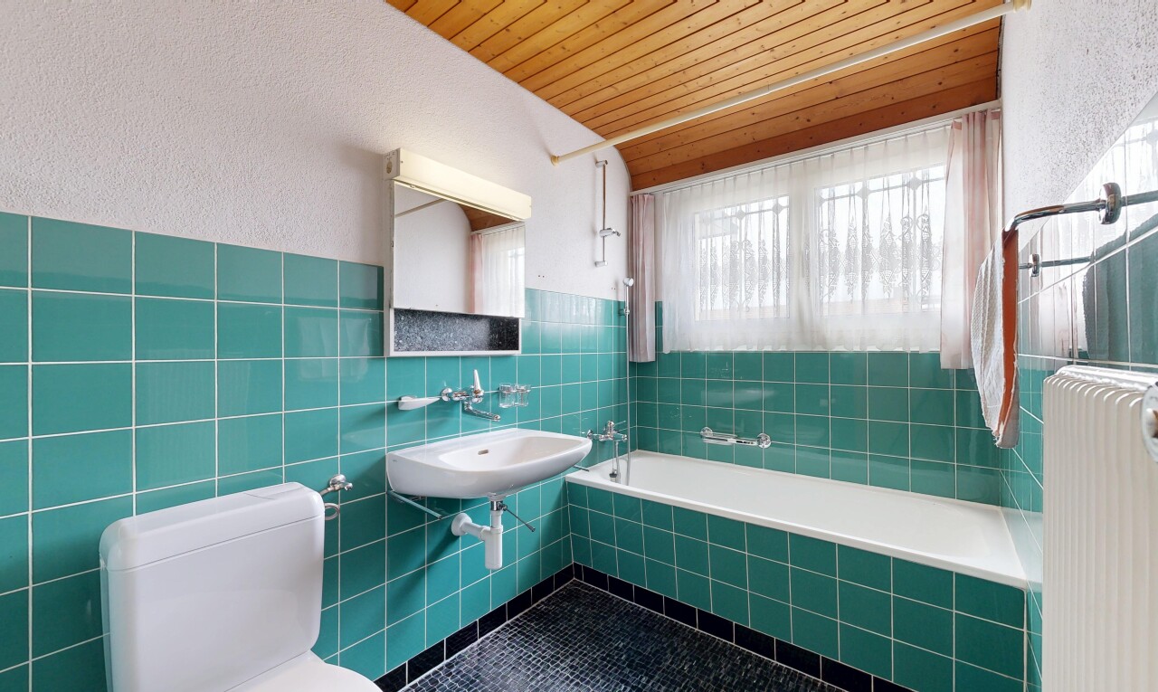 salle de bains avec miroir, mur texturé, textured wall, salle de bain complète, et toilette