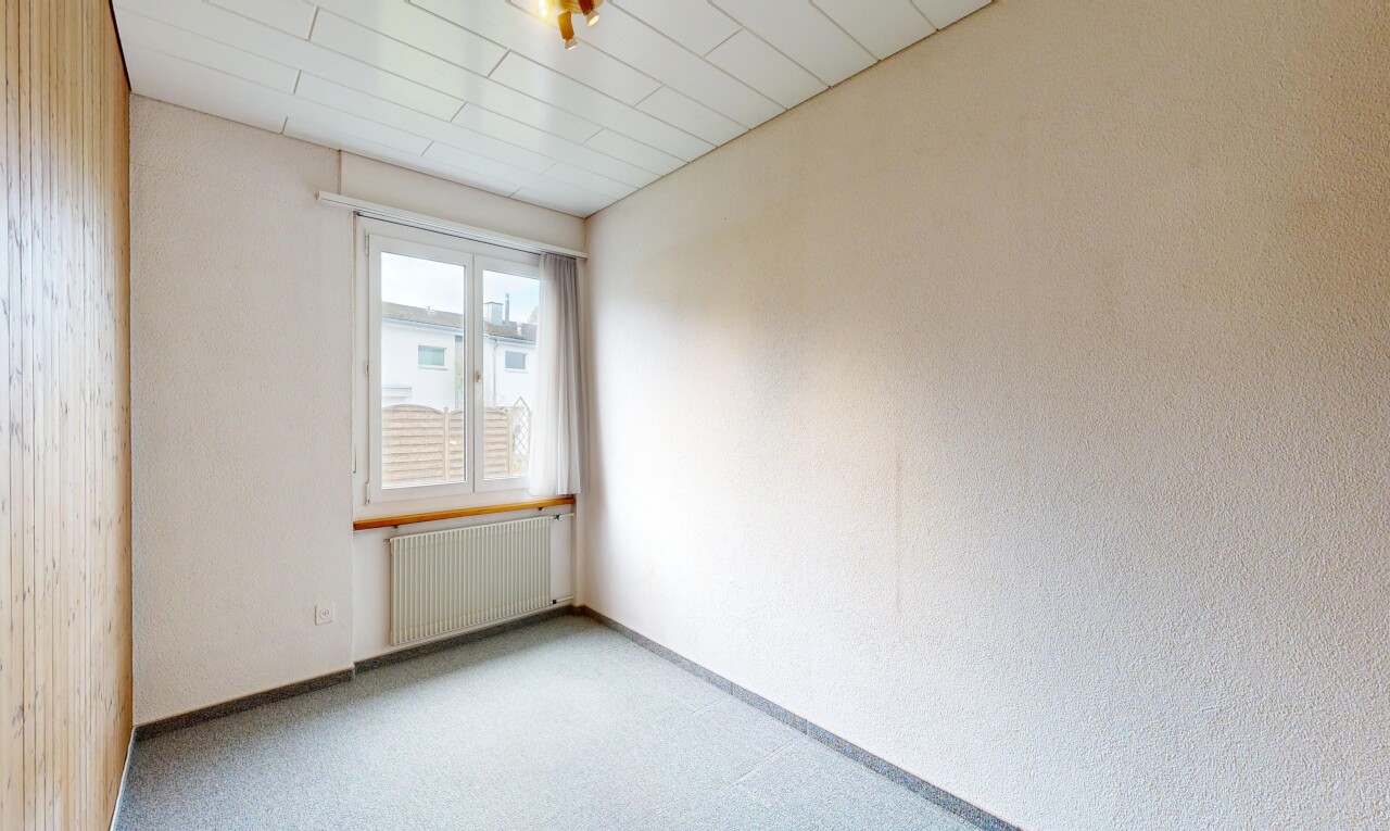 pièce vide avec radiateur, natural light, lumière naturelle, carpet, et moquette