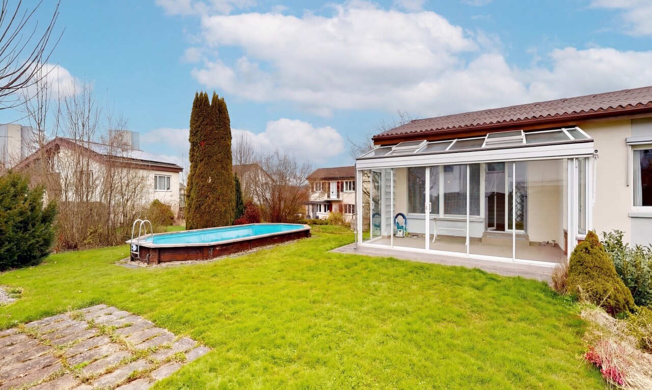 jardin avec piscine, from property, véranda, rampe, et pelouse