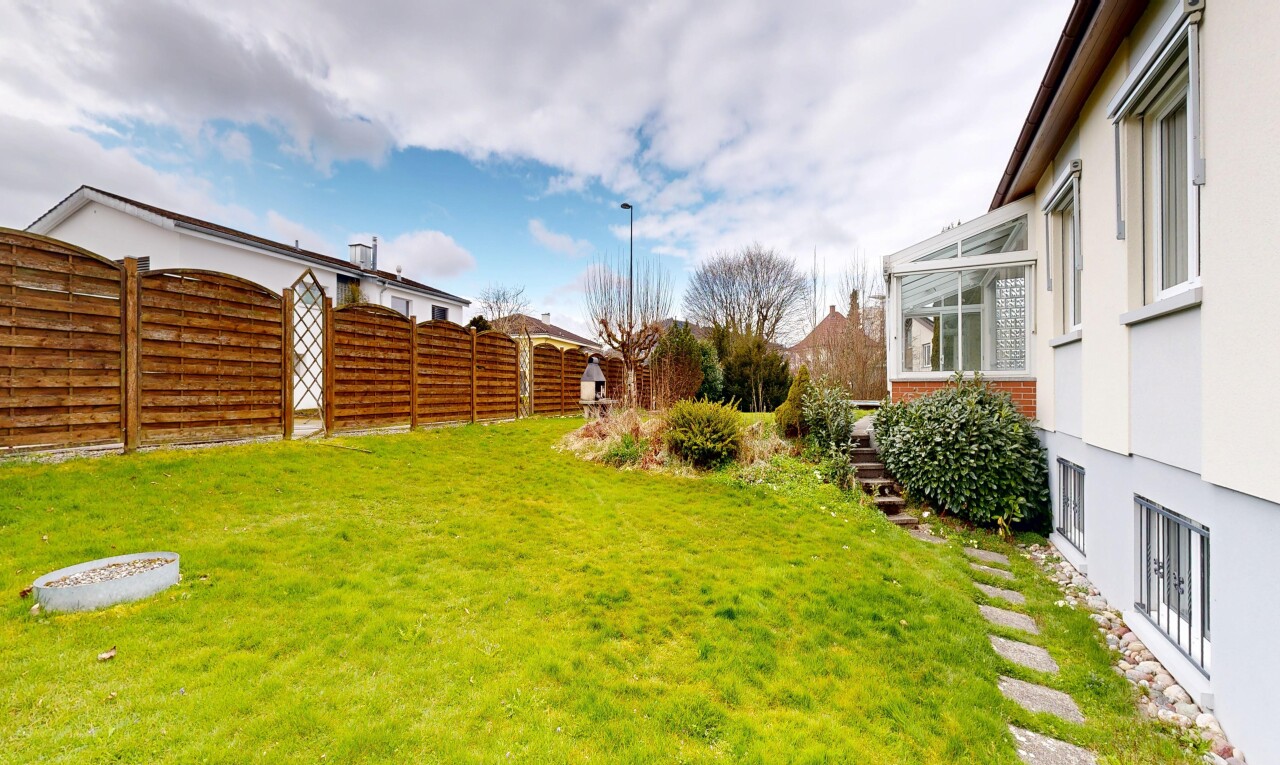 jardin avec pelouse, clôture, from property, et day time