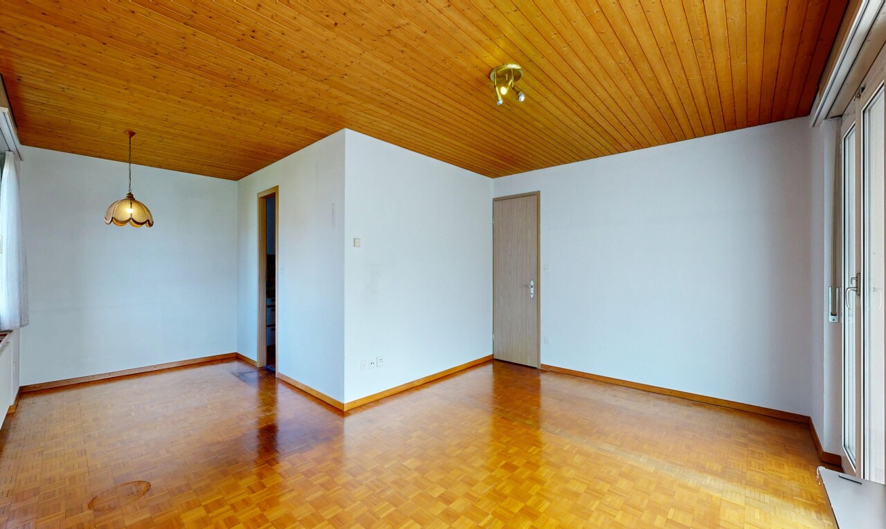 pièce vide avec parquet floor, sol en finition bois, wood finish floor, inside property, et cloison sèche